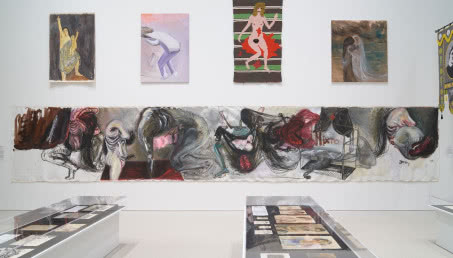 Gdy projekt milknie, sztuka mówi najgłośniej. Kulisy aranżacji wystawy „Kwestia kobieca 1550-2025”