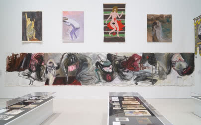 Gdy projekt milknie, sztuka mówi najgłośniej. Kulisy aranżacji wystawy „Kwestia kobieca 1550-2025”