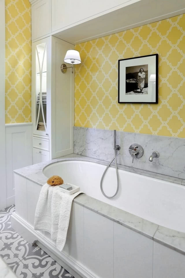 łazienka z żółtymi płytkami we wzór marokańska koniczyna