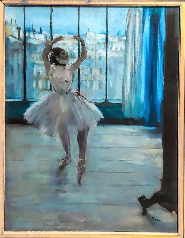 baletnica na tle okna, tańczy