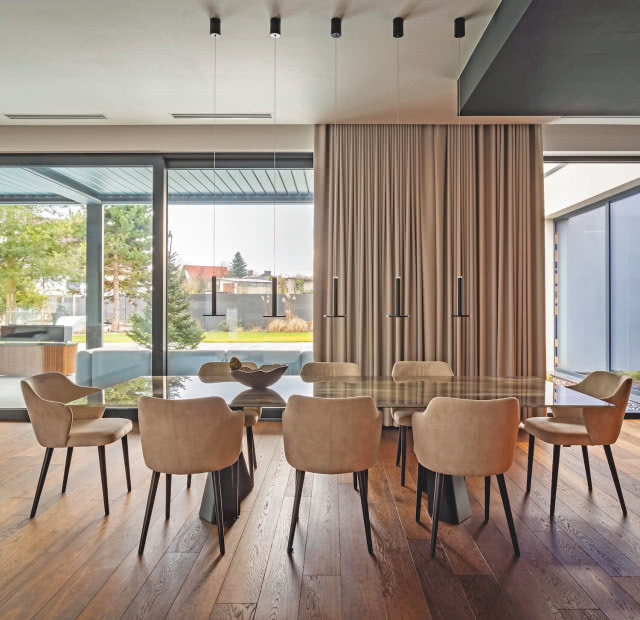 duży stół w jadalni