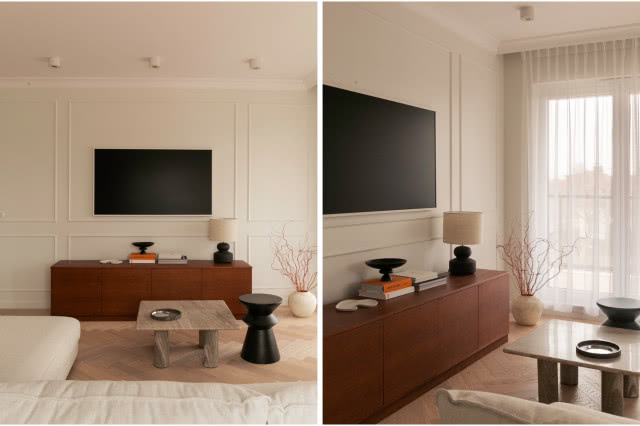 Salon ze sztukaterią na ścianie i drewnianą szafką RTV