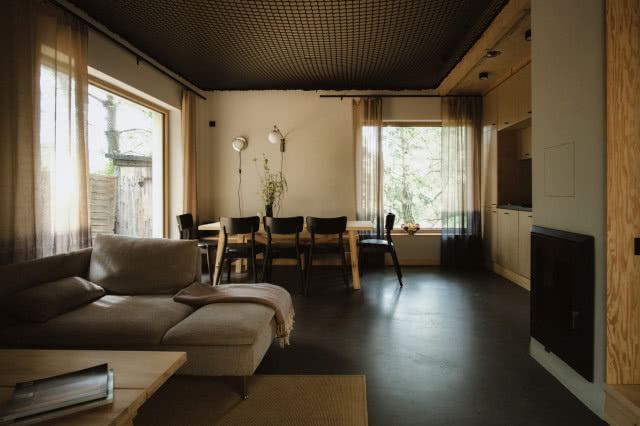 Czarna podłoga w domu letniskowym