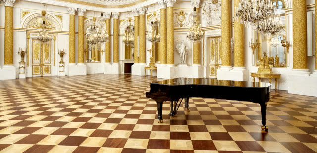 sala balowa, na pierwszym planie fortepian