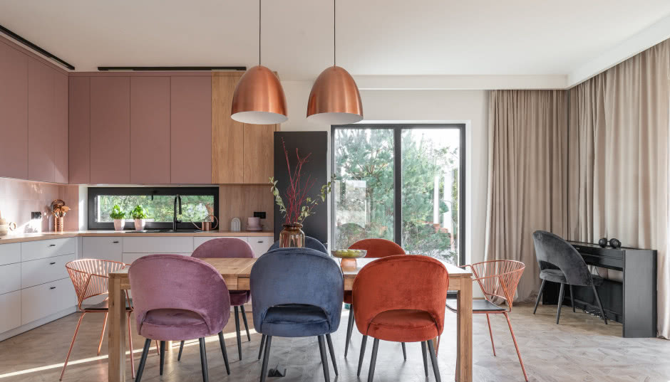Kolorowy dom dla dużej rodziny. Projektantka połączyła róż z kolorem ceglanym!