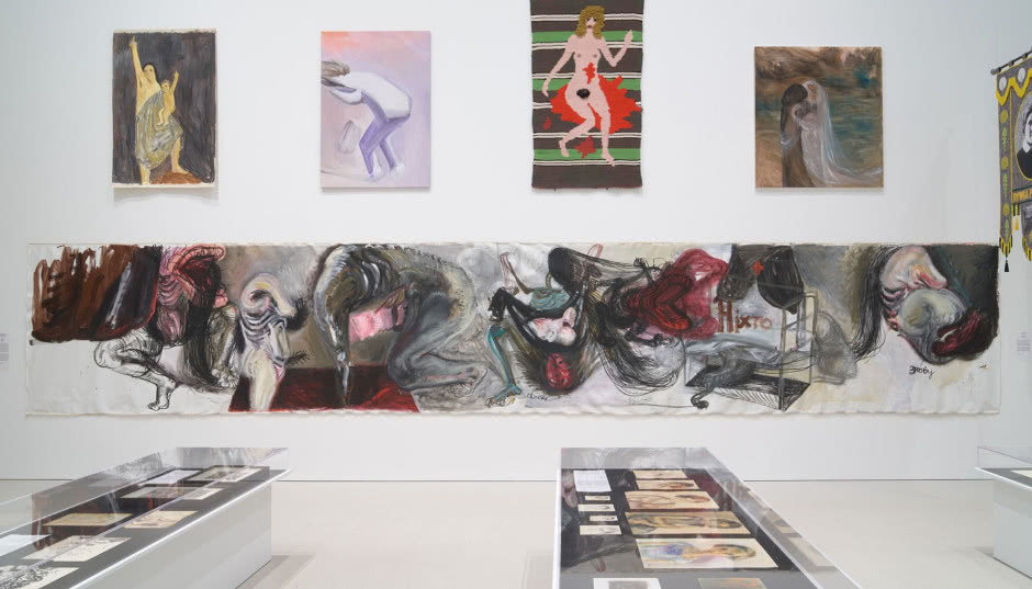 Gdy projekt milknie, sztuka mówi najgłośniej. Kulisy aranżacji wystawy „Kwestia kobieca 1550–2025”