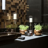 Szykowny apartament w ciemnych kolorach