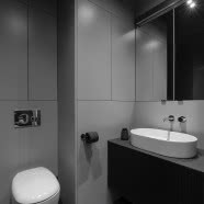 Minimalistyczne mieszkanie w Krakowie - dominuje w nim czerń i biel!