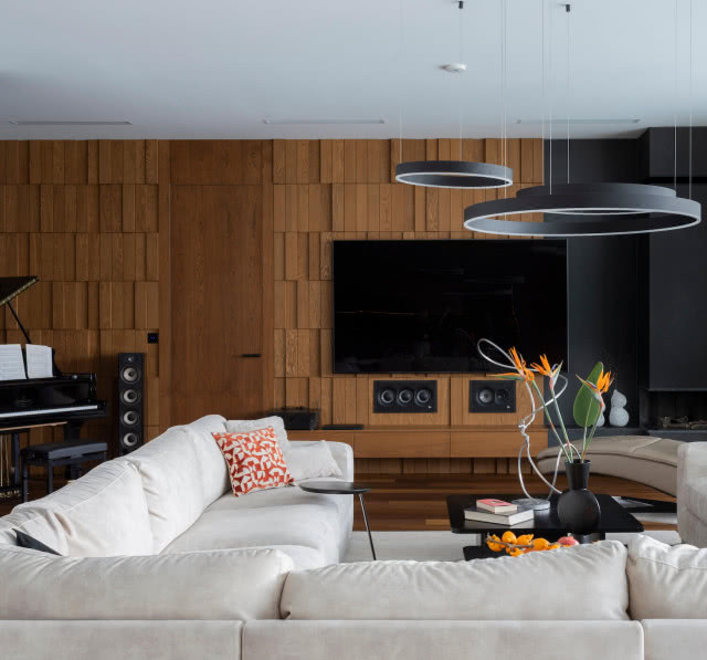 Drewno, fortepian, przestrzeń. Wnętrze domu tak wyraziste, jak jego właściciele