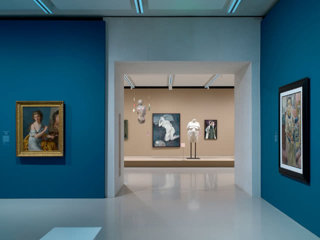 Gdy projekt milknie, sztuka mówi najgłośniej. Kulisy aranżacji wystawy „Kwestia kobieca 1550–2025”