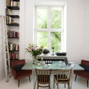 Kuchnia - białe meble i drewniany blat