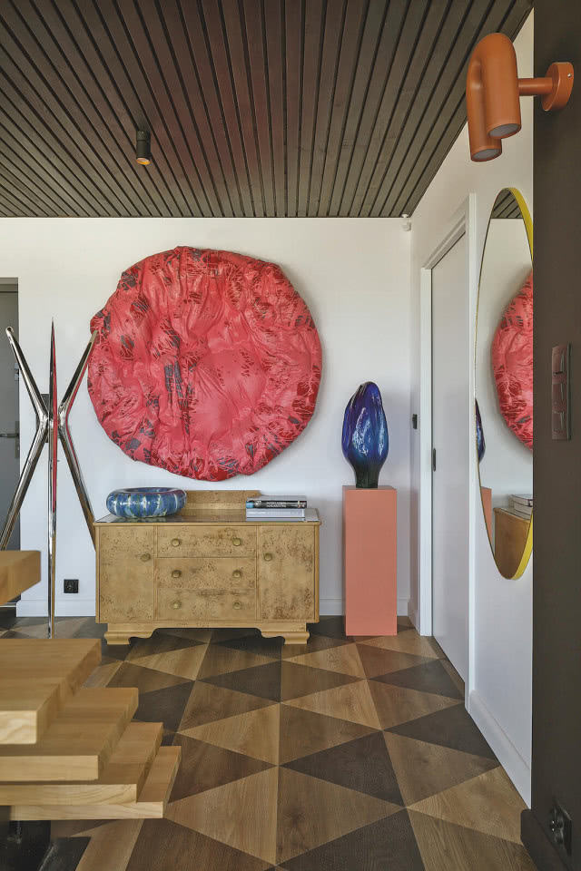 komoda z czeczoty w salonie