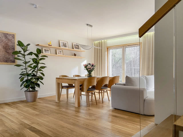 stół drewniany w jadalni