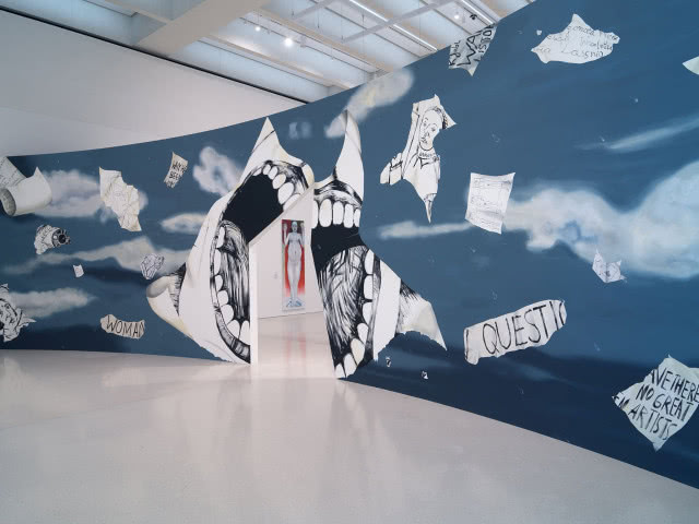 Gdy projekt milknie, sztuka mówi najgłośniej. Kulisy aranżacji wystawy „Kwestia kobieca 1550–2025”