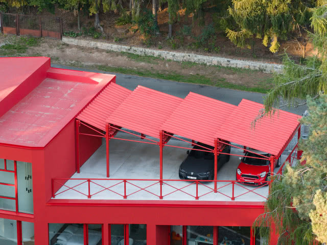 parking pod czerwonych dachem