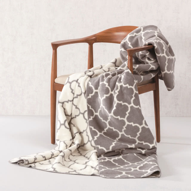 koc przewieszony przez krzesło