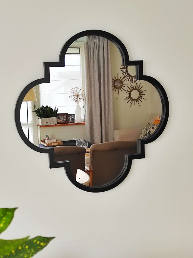 lustro w ramie w kształcie marokańskiej koniczyny