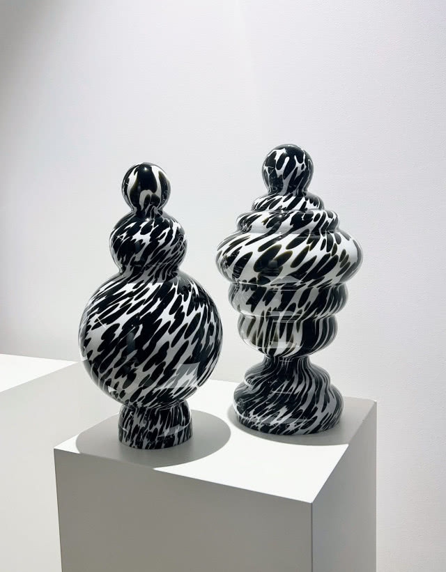 czarno białe "urny"