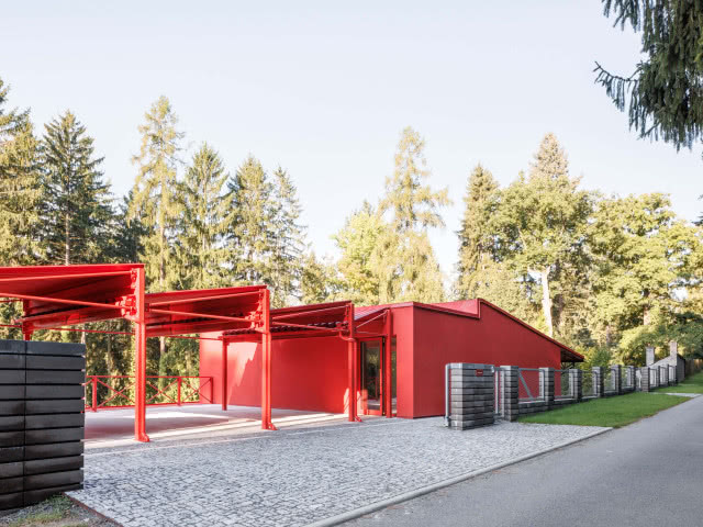 czerwony dom od strony frontowej