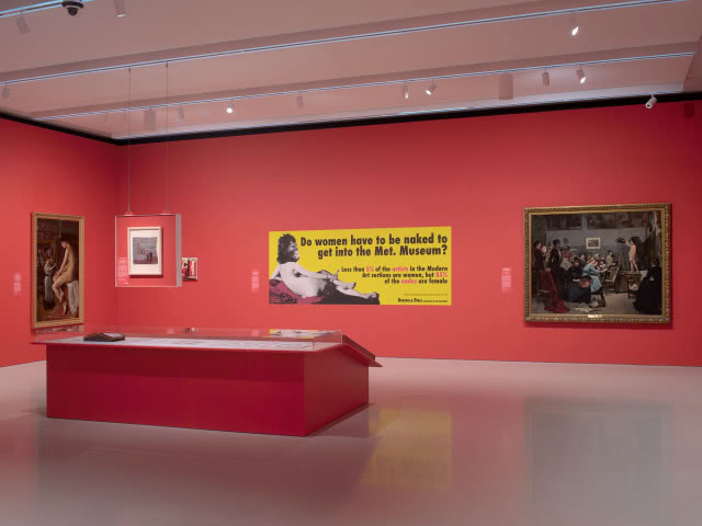 Gdy projekt milknie, sztuka mówi najgłośniej. Kulisy aranżacji wystawy „Kwestia kobieca 1550–2025”