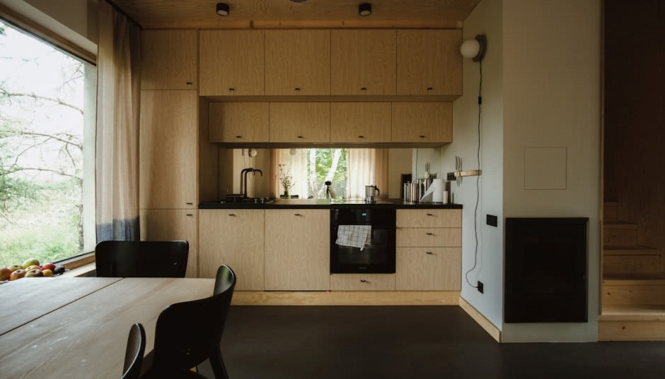 Letnisko wśród drzew - historia domu zakorzenionego w naturze