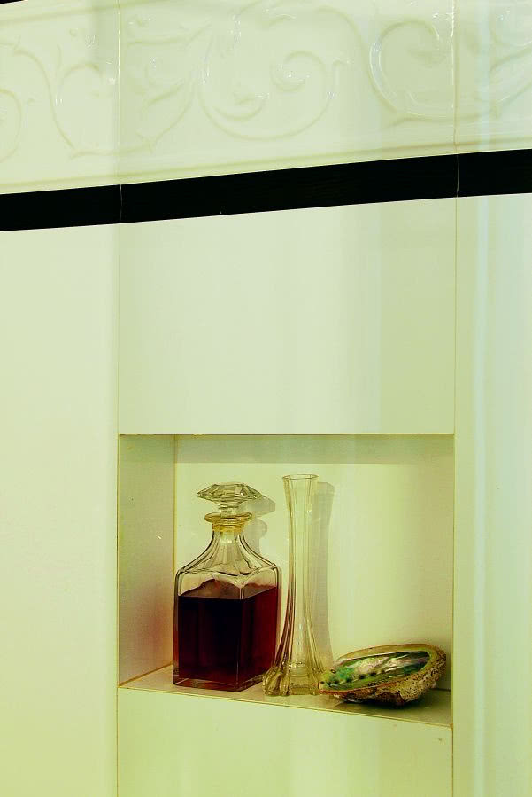 Łazienka została urządzona oszczędnie i ze...