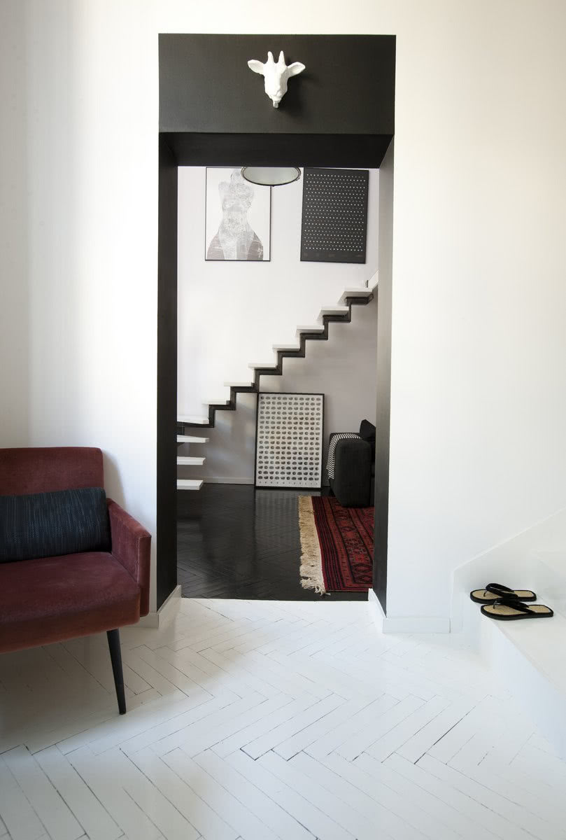 Graficznie - za drzwiami z czarną oscieżnicą...