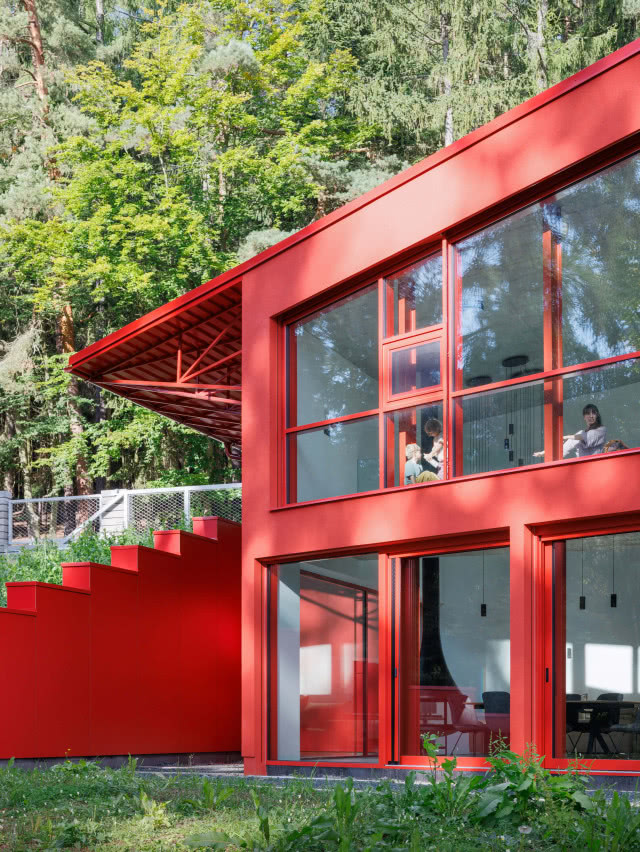 stalowa elewacja czerwonego domu