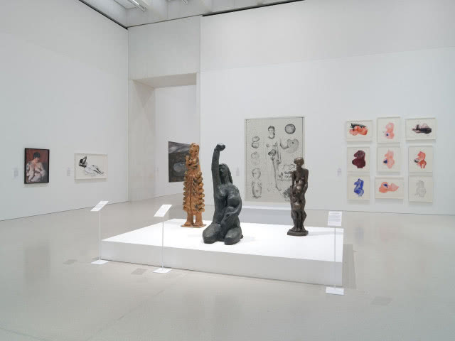 Gdy projekt milknie, sztuka mówi najgłośniej. Kulisy aranżacji wystawy „Kwestia kobieca 1550–2025”