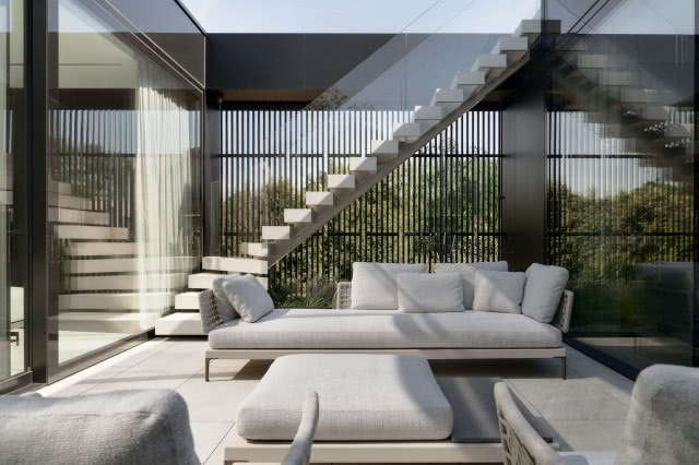 schody ze szklaną balustradą w domu
