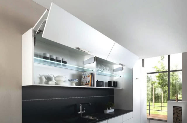 kuchnia w kolorze biało czarnym. Podnoszone fronty
