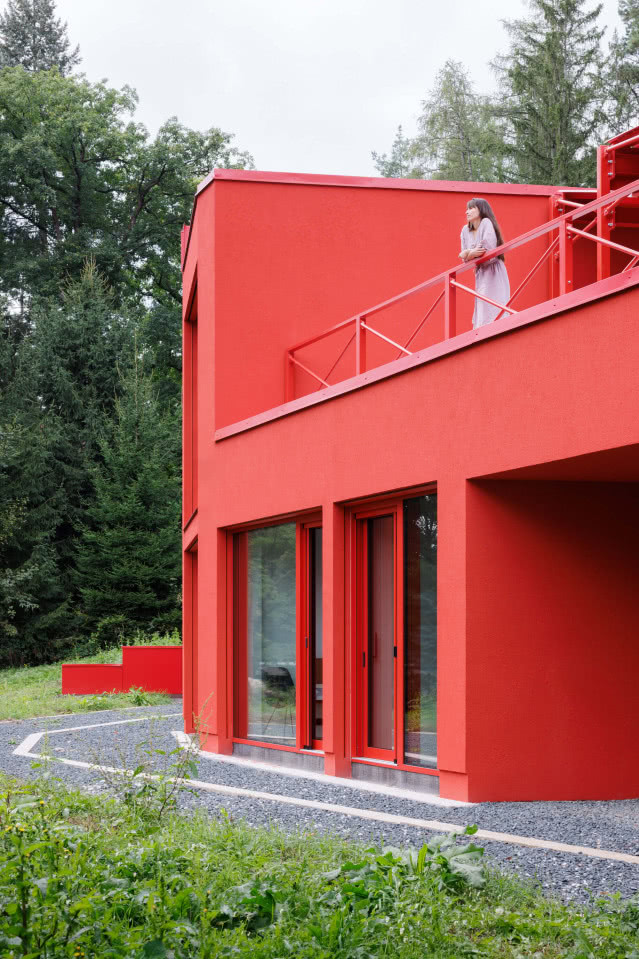 czerwona elewacja z tarasem