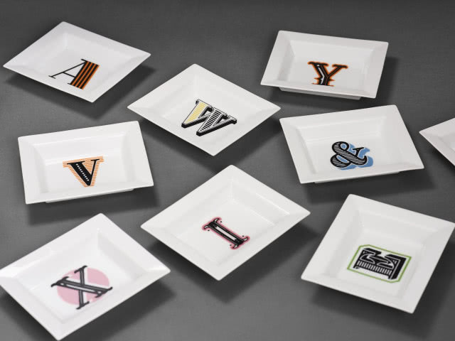 talerzyki z literami alfabetu