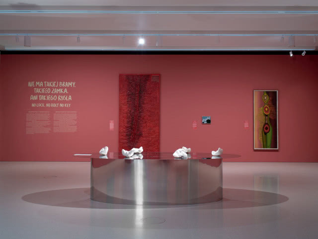 Gdy projekt milknie, sztuka mówi najgłośniej. Kulisy aranżacji wystawy „Kwestia kobieca 1550–2025”