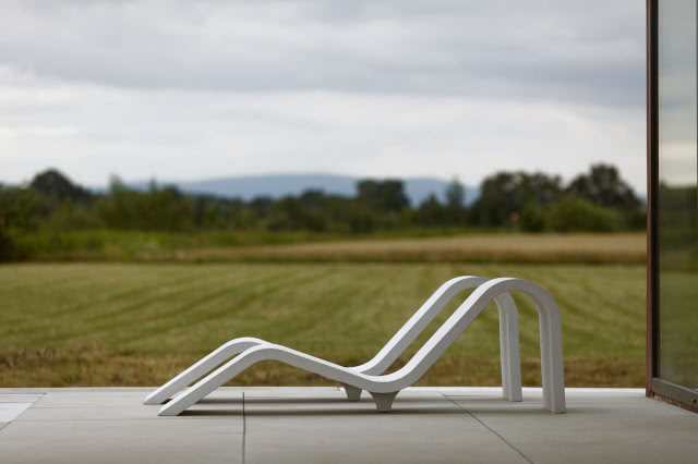 leżanki betonowe na tarasie