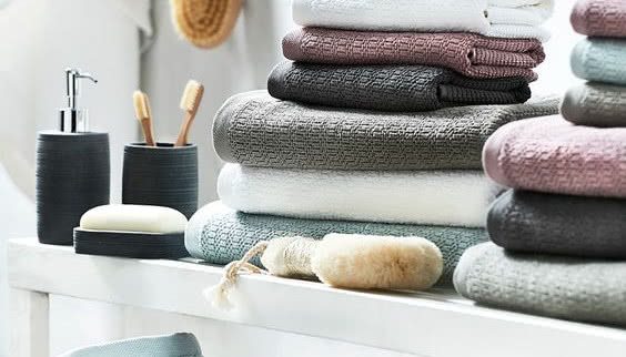 Jak dobrać dodatki do szarej łazienki?