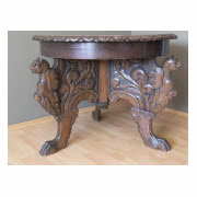 Stół na lwich łapach