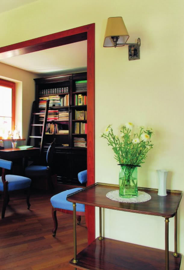 Gabinet widoczny z salonu, połączony z nim...