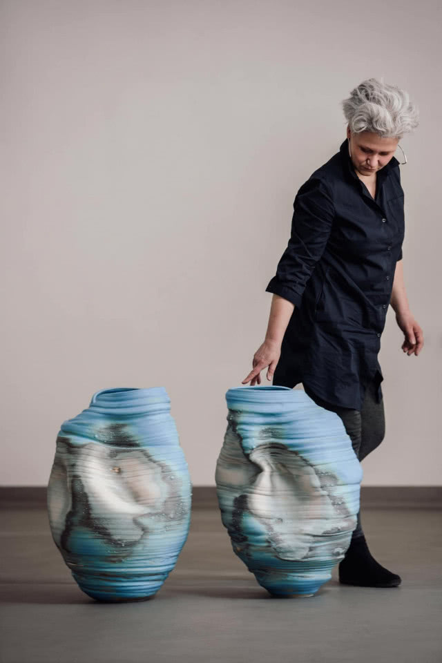 kobieta przy dużych wazonach