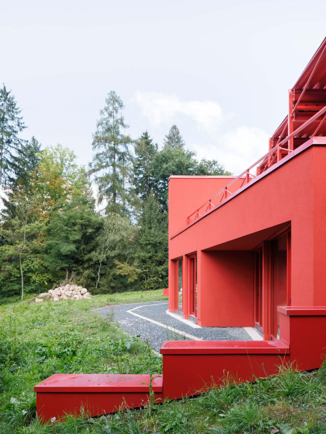 czerwony dom ze stali