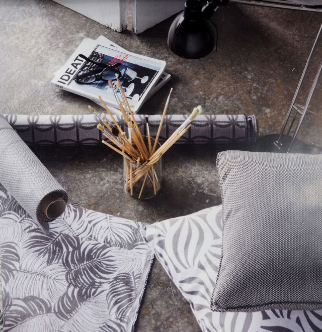 Tkanina outdoorowa to idealne rozwiązanie na ogród, taras czy balkon… w łazienkach też sprawdzi się świetnie. Pędzelki, lampka biurkowa, czasopisma