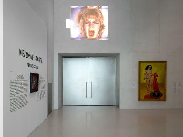 Gdy projekt milknie, sztuka mówi najgłośniej. Kulisy aranżacji wystawy „Kwestia kobieca 1550–2025”