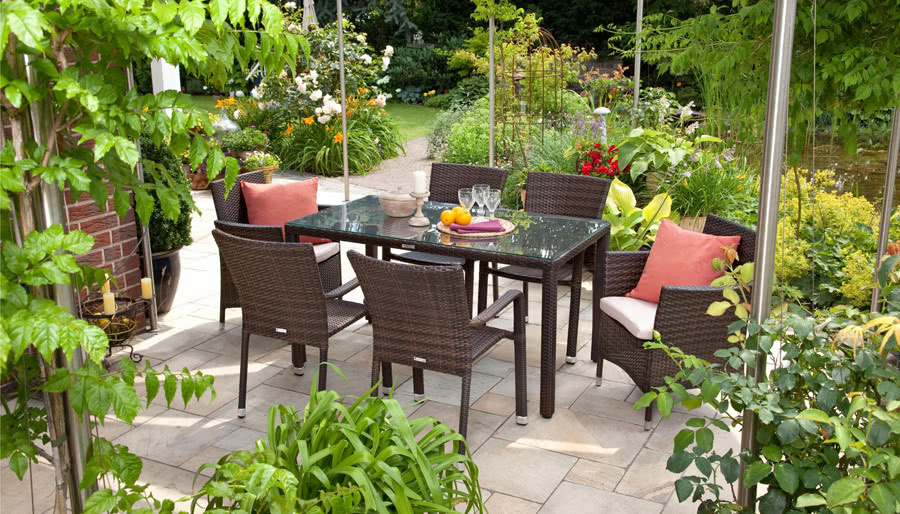 Klasyczne meble rattanowe do domowych wnętrz