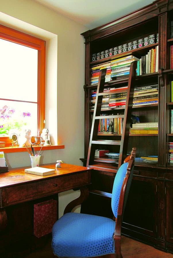 Ściana książek w gabinecie widziana z salonu...