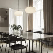 Lampa Karl-Johan występuje
w dwóch wersjach...