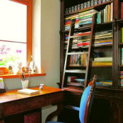 Sypialnia. Surowe, niemal pozbawione ozdób...