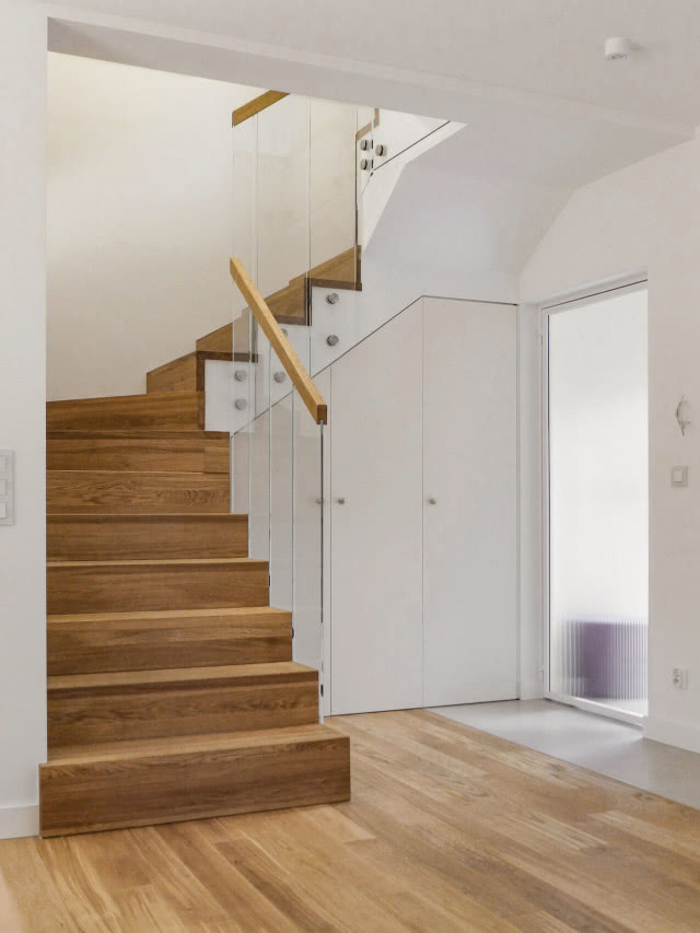 drewniane schody w domu