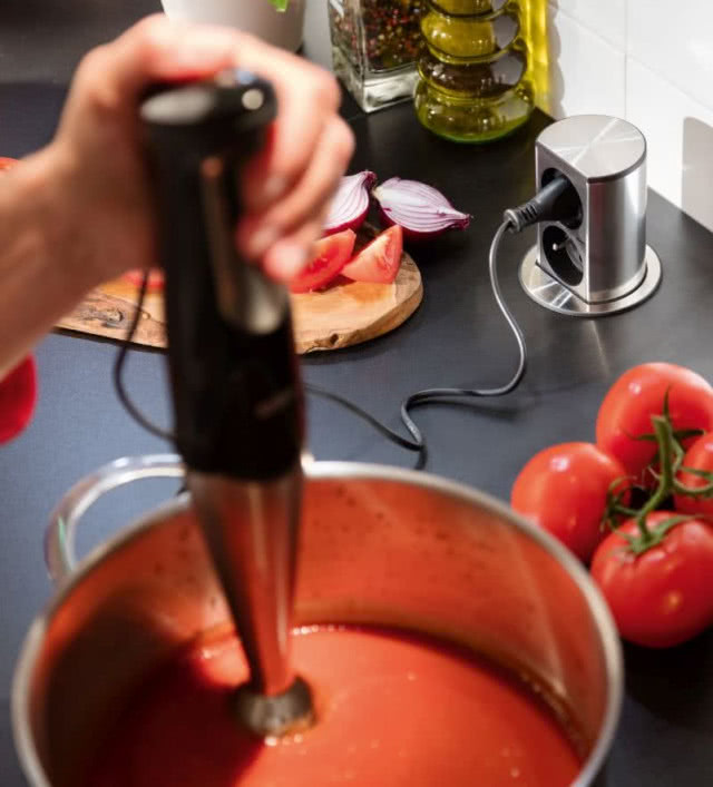 blender z pomidorami