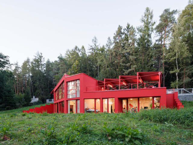 okazały dom w kolorze czerwonym