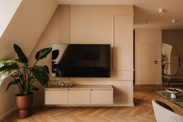 sztukaterie na ścianie w salonie